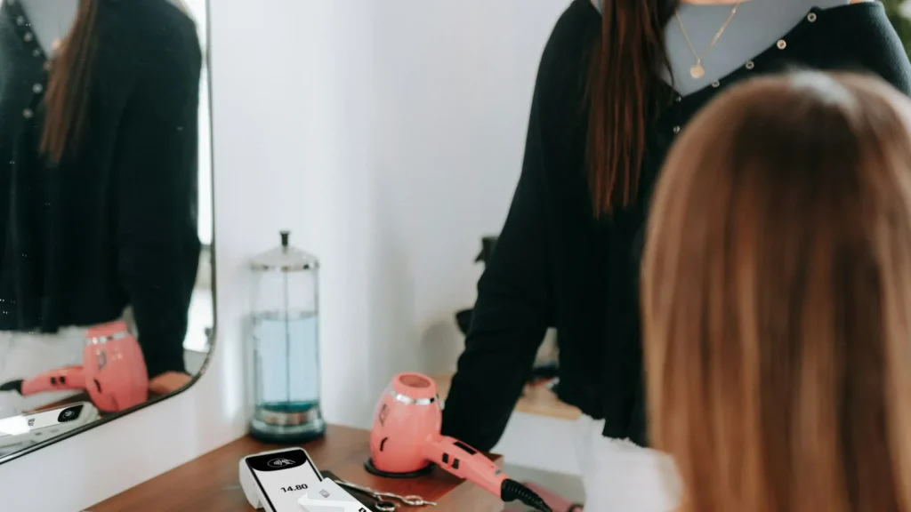 Cliente realizando pagamento em salão de beleza