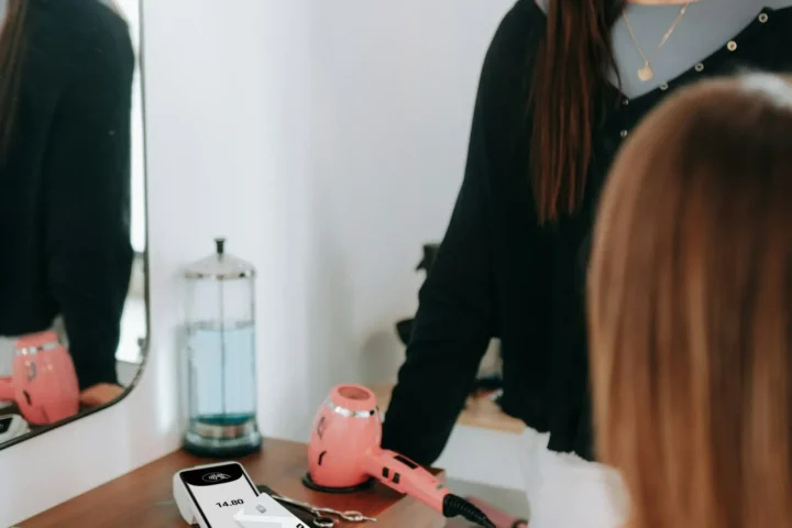 Cliente realizando pagamento em salão de beleza
