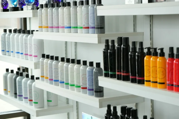 Prateleiras com produtos de cabelo e beleza em salão