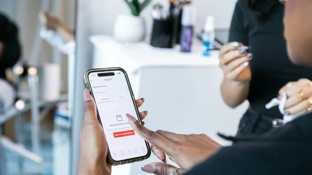 Cliente usando aplicativo de agendamento para serviço de beleza