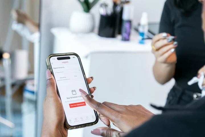 Cliente usando aplicativo de agendamento para serviço de beleza