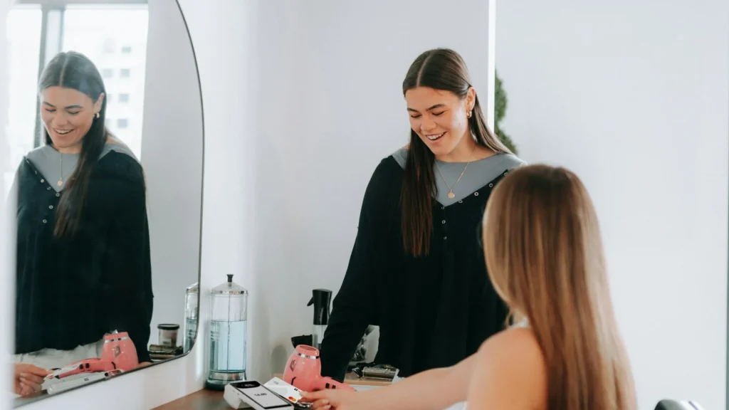 Profissional e cliente em atendimento de salão de beleza