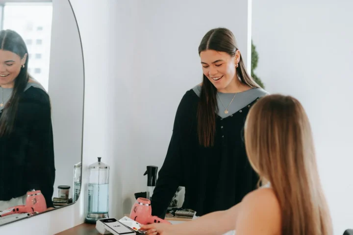 Profissional e cliente em atendimento de salão de beleza