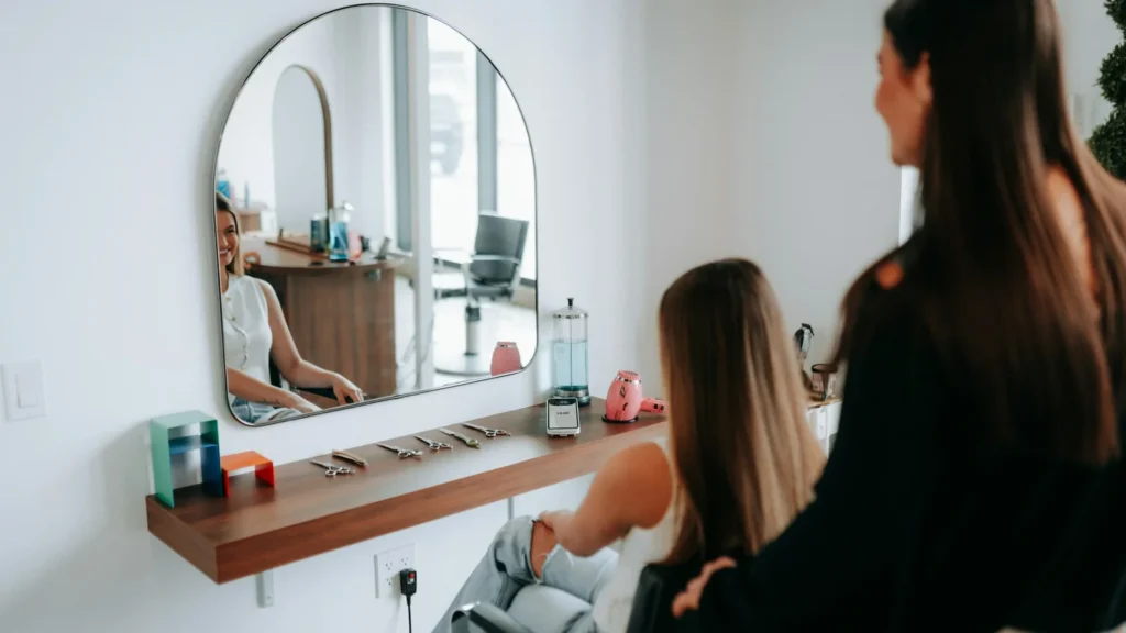 Profissional atendendo cliente em salão de beleza, imagem provisória do BEAUTYUP
