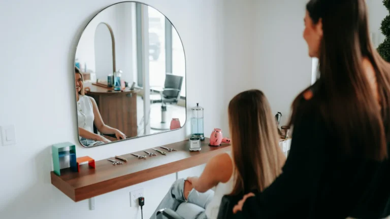 Profissional atendendo cliente em salão de beleza, imagem provisória do BEAUTYUP
